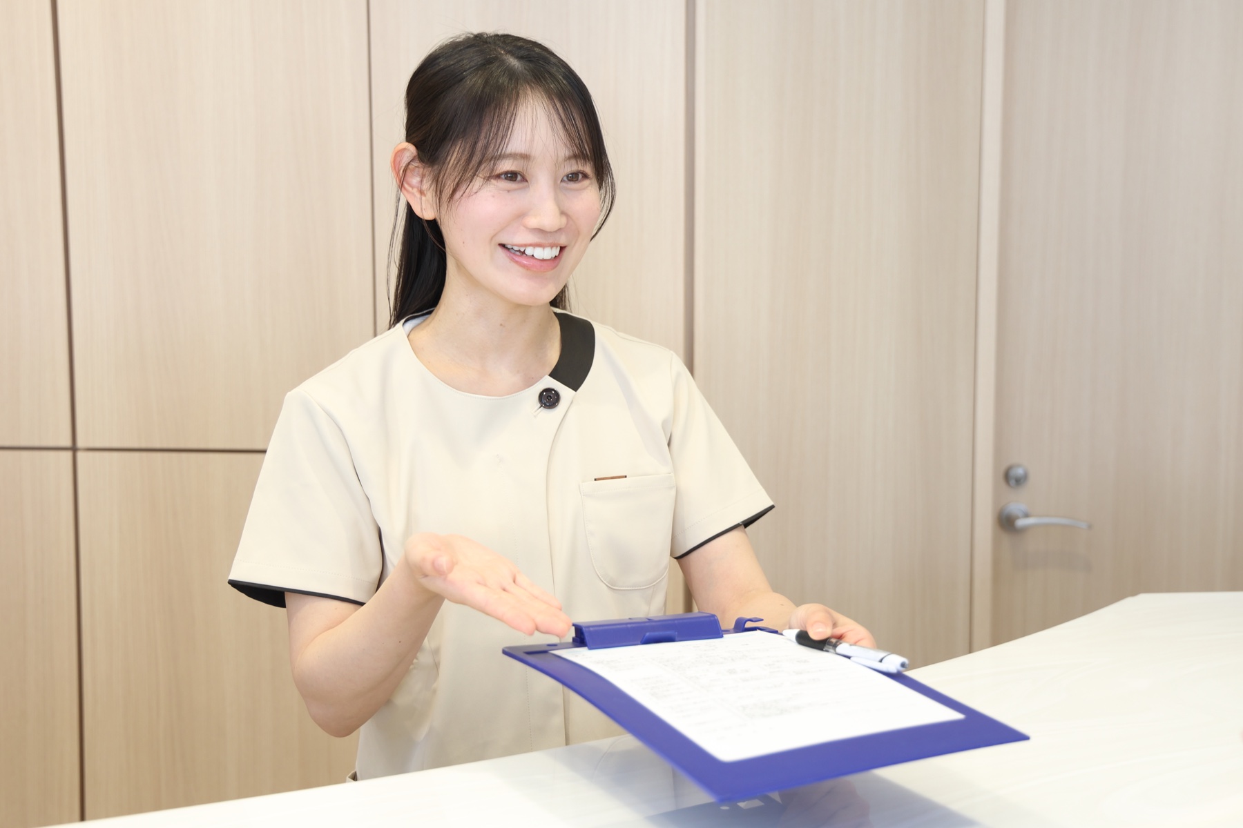 来院者をご案内するスタッフ