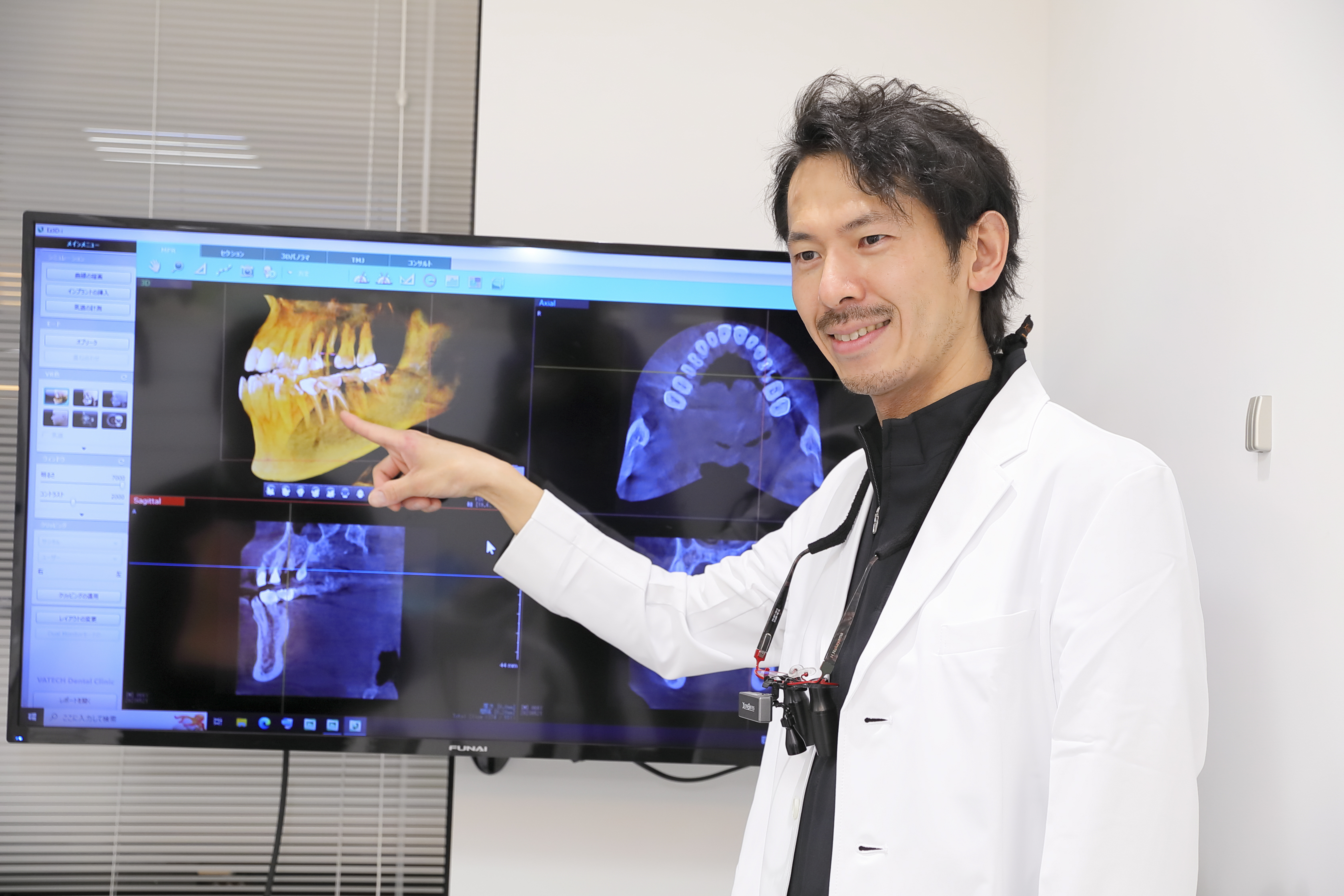 画像を示しながら説明する歯科医師