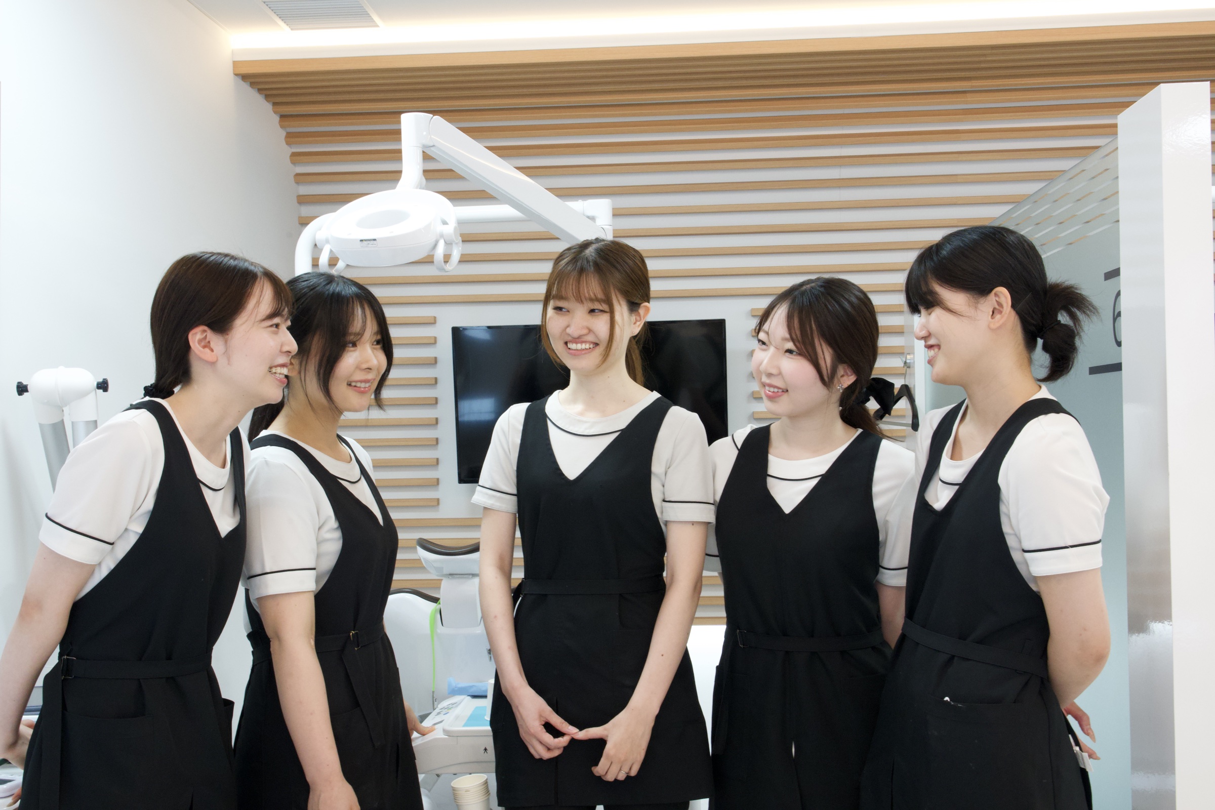 職場で会話するスタッフ